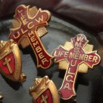 画像7: USAヴィンテージ1930s十字架ピンバッジ赤｜キリスト教聖品ULCW終身会員ブローチ (7)