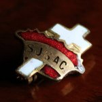 画像1: USAヴィンテージ白十字架・赤王冠ピンバッジ｜キリスト教聖品SJSACブローチ (1)