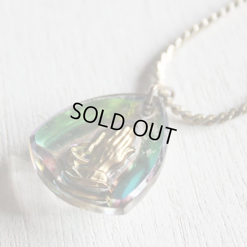 画像2: アメリカヴィンテージPray Hands 祈りの手オーロラグラスペンダントネックレス｜アンティーク雑貨ガラス (2)