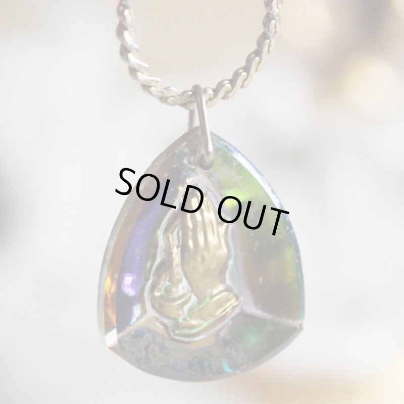 画像3: アメリカヴィンテージPray Hands 祈りの手オーロラグラスペンダントネックレス｜アンティーク雑貨ガラス (3)