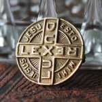 画像1: アメリカヴィンテージキリスト教指導者・光・王・法律の十字架ピンバッジ｜アンティークブローチDUX LUX REX LEX Cross Pins (1)