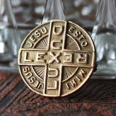 画像1: アメリカヴィンテージキリスト教指導者・光・王・法律の十字架ピンバッジ｜アンティークブローチDUX LUX REX LEX Cross Pins