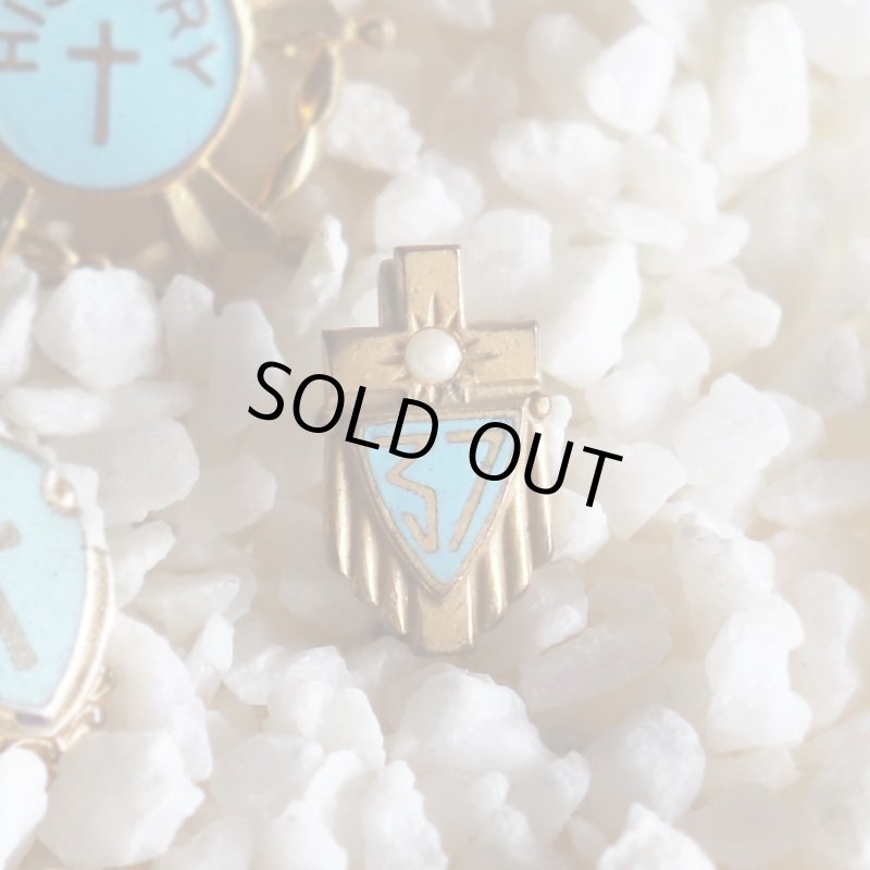 USAヴィンテージクリスチャンクロス&盾ブローチ水色・パール｜アンティークピンバッジライトブルー/パール/十字架