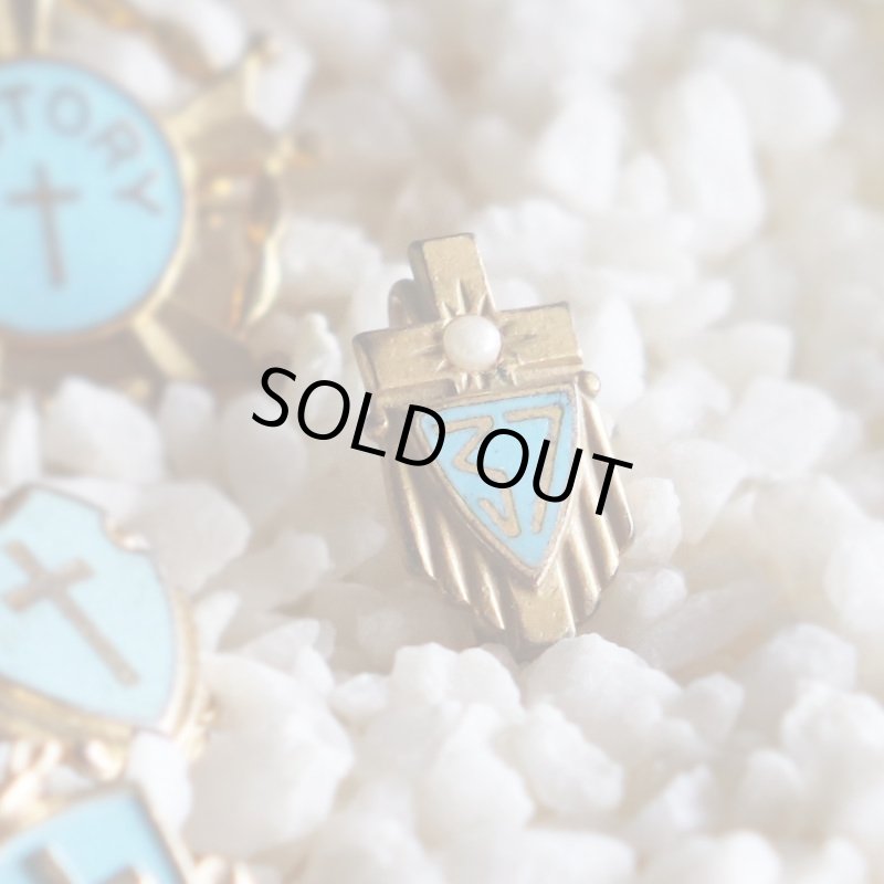 USAヴィンテージクリスチャンクロス&盾ブローチ水色・パール｜アンティークピンバッジライトブルー/パール/十字架