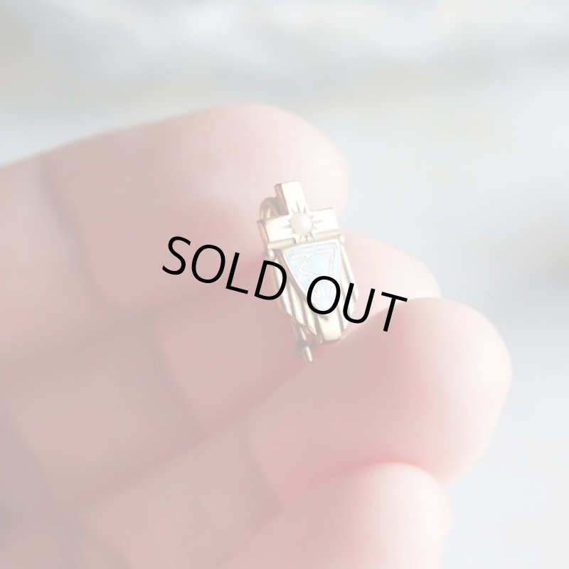 USAヴィンテージクリスチャンクロス&盾ブローチ水色・パール｜アンティークピンバッジライトブルー/パール/十字架