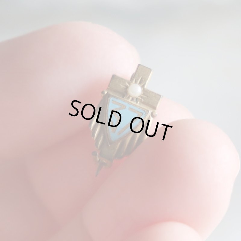 USAヴィンテージクリスチャンクロス&盾ブローチ水色・パール｜アンティークピンバッジライトブルー/パール/十字架