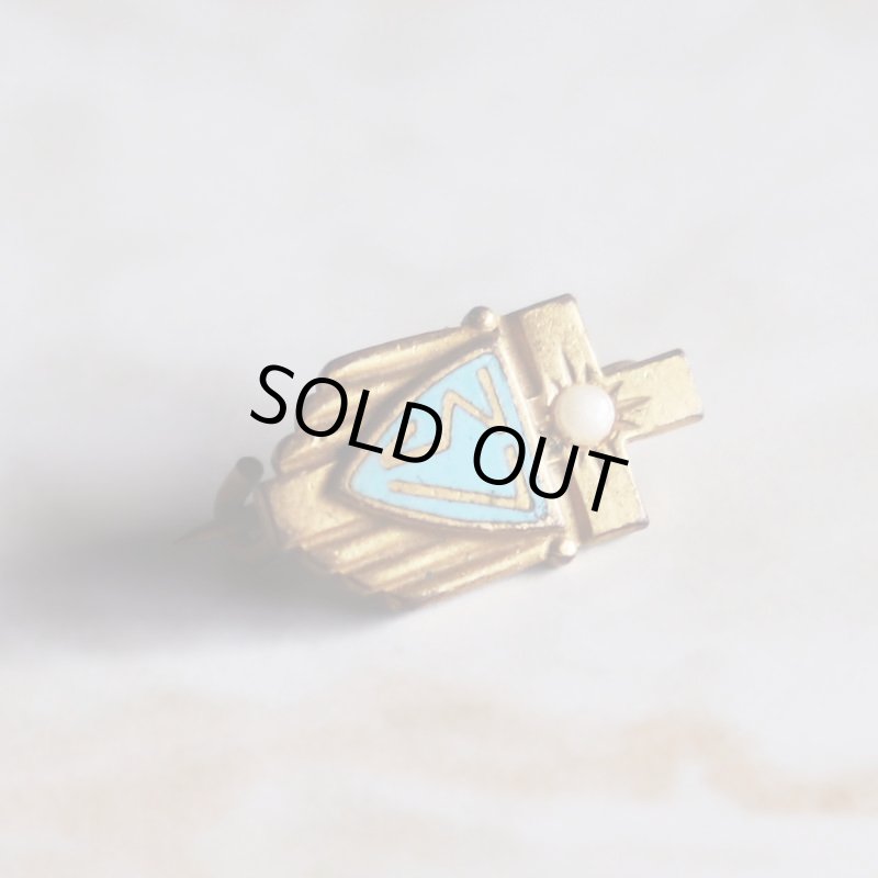 USAヴィンテージクリスチャンクロス&盾ブローチ水色・パール｜アンティークピンバッジライトブルー/パール/十字架