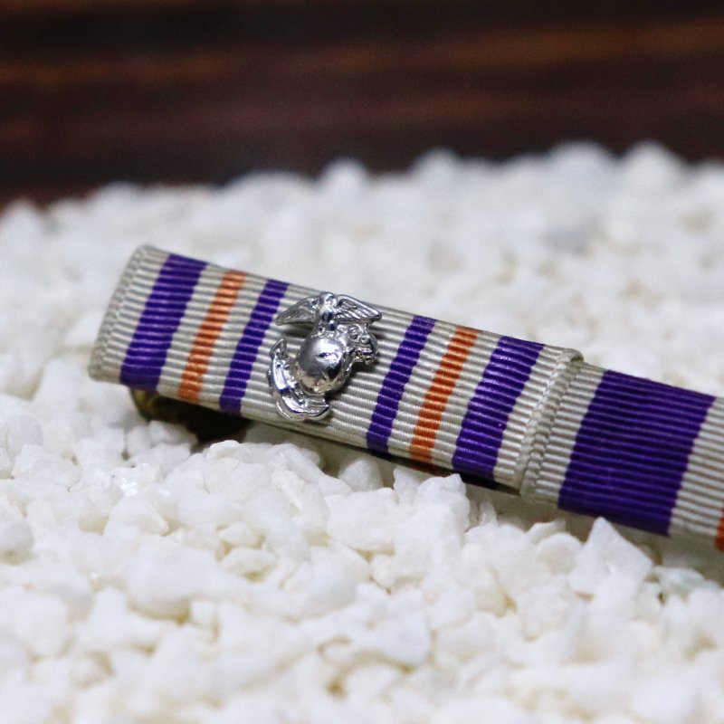 ヴィンテージUSミリタリーリボン略綬ピンバッジ紫橙｜米軍マリーン海兵隊予備役将校訓練弾パレードリボン略章