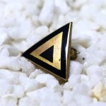 USAアールデコトライアングルブローチ10Kメッキピンバッジ｜アンティーク・ピンズ