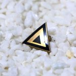 USAアールデコトライアングルブローチ10Kメッキピンバッジ｜アンティーク・ピンズ
