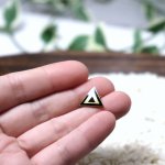 USAアールデコトライアングルブローチ10Kメッキピンバッジ｜アンティーク・ピンズ