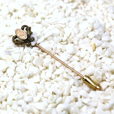 画像1: USAアンティークヴィクトリアンカリグラフィC彫金ハットピン｜ブローチ・ピンバッジ