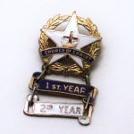 USAヴィンテージキリスト教日曜学校階級ブローチCHURCH OF CHRIST 2nd YEARバッジ｜サンデースクール・十字架ピンバッジ