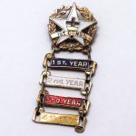 USAヴィンテージキリスト教日曜学校階級ブローチ1st CONG'L・4th YEARバッジ｜サンデースクール・十字架ピンバッジ