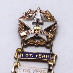 USAヴィンテージキリスト教日曜学校階級ブローチ1st CONG'L・4th YEARバッジ｜サンデースクール・十字架ピンバッジ