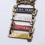 USAヴィンテージキリスト教日曜学校階級ブローチ1st CONG'L・4th YEARバッジ｜サンデースクール・十字架ピンバッジ