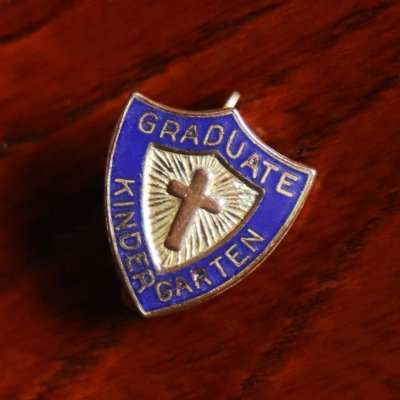 画像1: USAヴィンテージキリスト教系幼稚園卒業記念ブローチ｜ピンバッジ