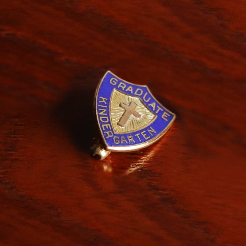 USAヴィンテージキリスト教系幼稚園卒業記念ブローチ｜ピンバッジ