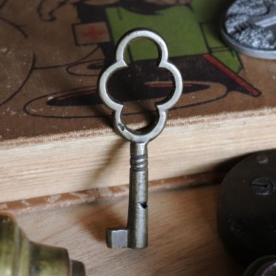 画像1: USAヴィンテージ真鍮製の鍵B｜古いアンティークキー・アンティーク鍵・カギ・四葉クローバー