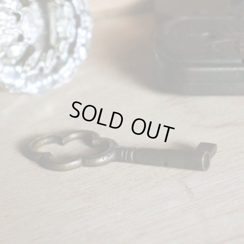 アンティークキー｜古い錠前パドロック用の真鍮製鍵四葉クローバー