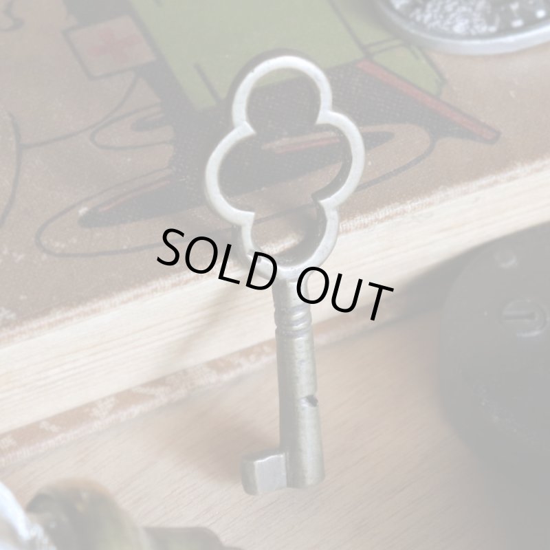 アンティークキー｜古い錠前パドロック用の真鍮製鍵四葉クローバー