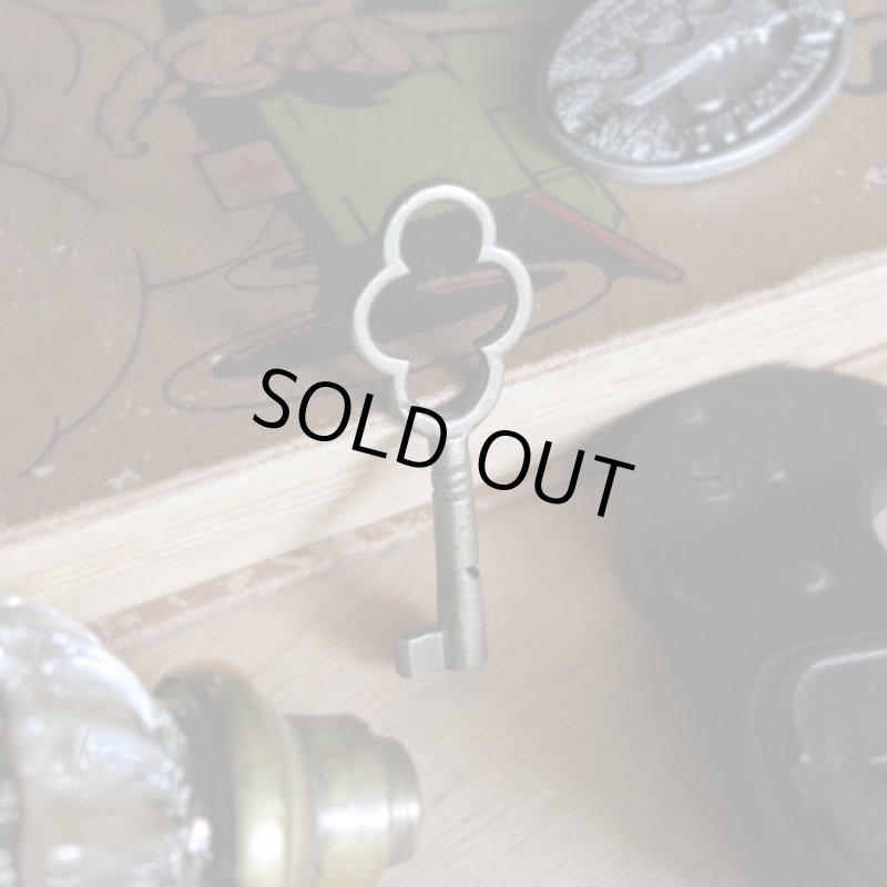 アンティークキー｜古い錠前パドロック用の真鍮製鍵四葉クローバー