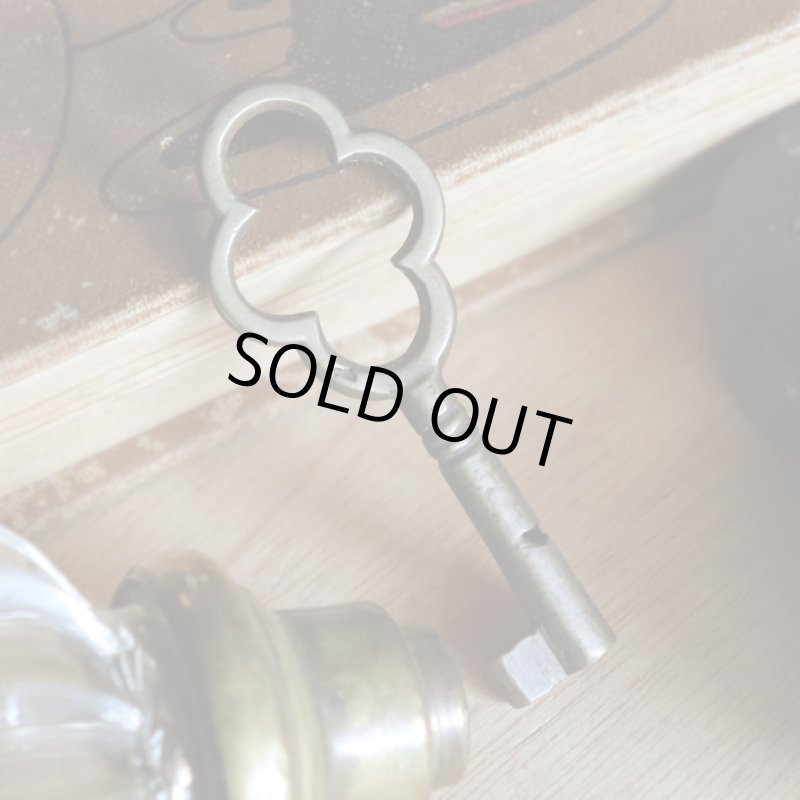 アンティークキー｜古い錠前パドロック用の真鍮製鍵四葉クローバー