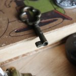アンティークキー｜古い錠前パドロック用の真鍮製鍵四葉クローバー