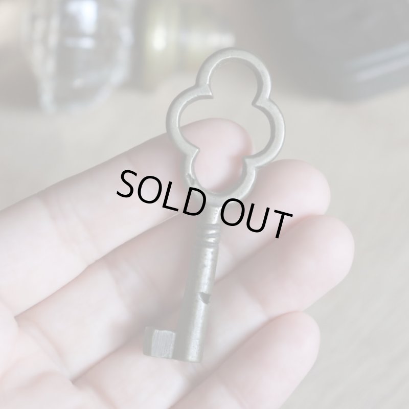 アンティークキー｜古い錠前パドロック用の真鍮製鍵四葉クローバー