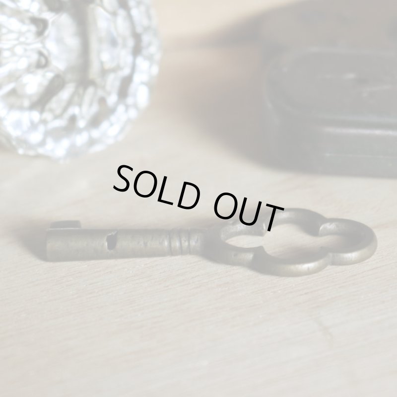 アンティークキー｜古い錠前パドロック用の真鍮製鍵四葉クローバー