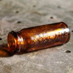 画像2: USAヴィンテージアンバーガラスミニメディシンボトル｜BELL ANS薬瓶 (2)