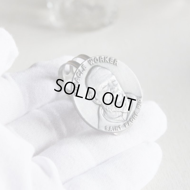 画像5: イタリア製カトリックピオ神父の車内用サンバイザークリップ｜聖人メダイ付きクリップ聖パドレ・ピオ (5)