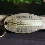 アメ車シボレーCHEVROLET真鍮製郵便返却タグ付きキーホルダー｜アメリカンヴィンテージ雑貨