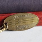 アメ車シボレーCHEVROLET真鍮製郵便返却タグ付きキーホルダー｜アメリカンヴィンテージ雑貨