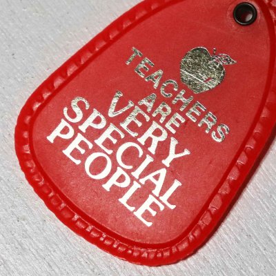 画像2: 【赤】アメリカン雑貨USEDアドバタイジングキーホルダーTEACHERS ARE VERY SPECIAL PEOPLE｜USA米国ヴィンテージノベルティキーチェーン