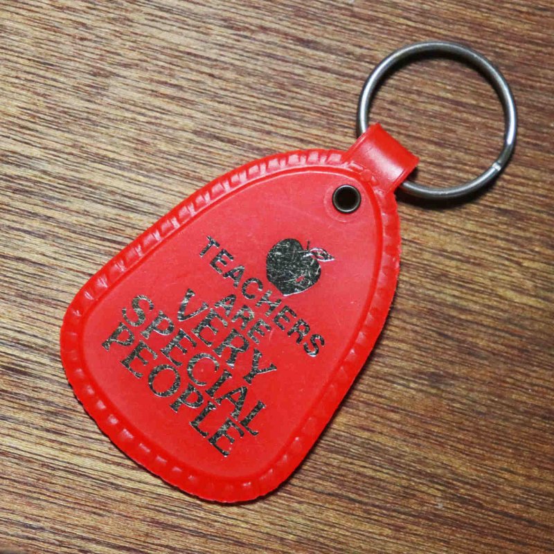 【赤】アメリカン雑貨USEDアドバタイジングキーホルダーTEACHERS ARE VERY SPECIAL PEOPLE｜USA米国ヴィンテージノベルティキーチェーン