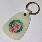 【蓄光・白】アメリカン雑貨USEDアドバタイジングキーホルダーHappy Holidaysリース｜USA米国ヴィンテージノベルティキーチェーン
