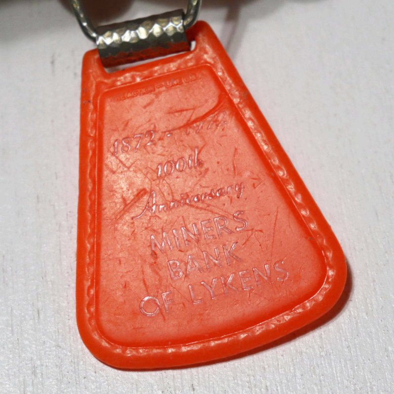 【オレンジ】アメリカン雑貨USEDアドバタイジングキーホルダーMINERS BANK OF LYKENS|USA米国ヴィンテージノベルティキーチェーン