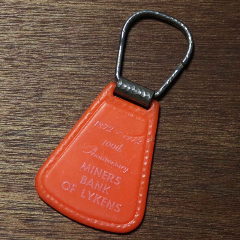 【オレンジ】アメリカン雑貨USEDアドバタイジングキーホルダーMINERS BANK OF LYKENS|USA米国ヴィンテージノベルティキーチェーン