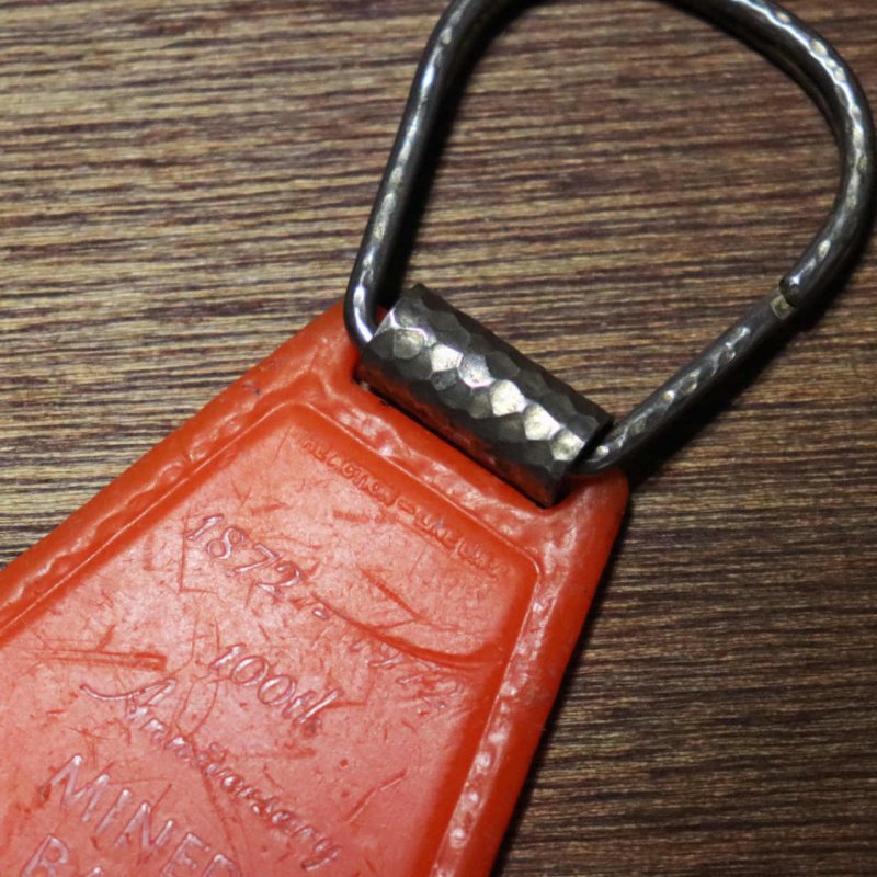 【オレンジ】アメリカン雑貨USEDアドバタイジングキーホルダーMINERS BANK OF LYKENS|USA米国ヴィンテージノベルティキーチェーン