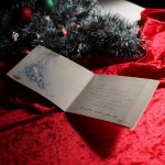 アンティーククリスマスカード｜讃美歌聖歌を歌う子供と貴婦人