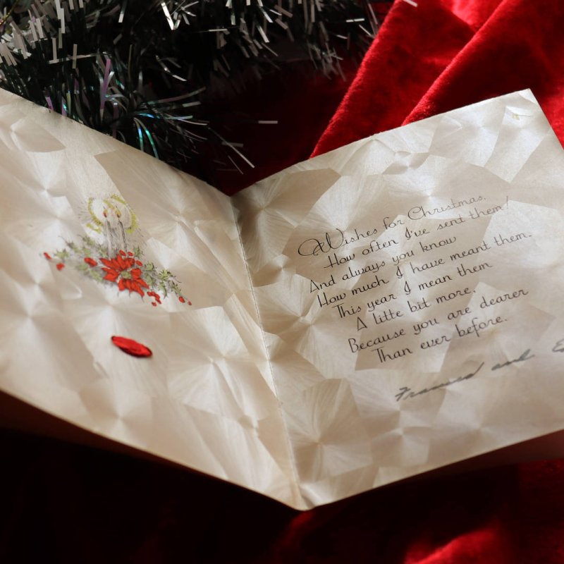 アンティーククリスマスカード｜プレゼントを抱える少女アンティークカード1940年代