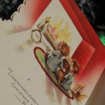 アンティーククリスマスカード紙もの｜暖炉の前でクリスマスの夢を見る子供と犬1940年代