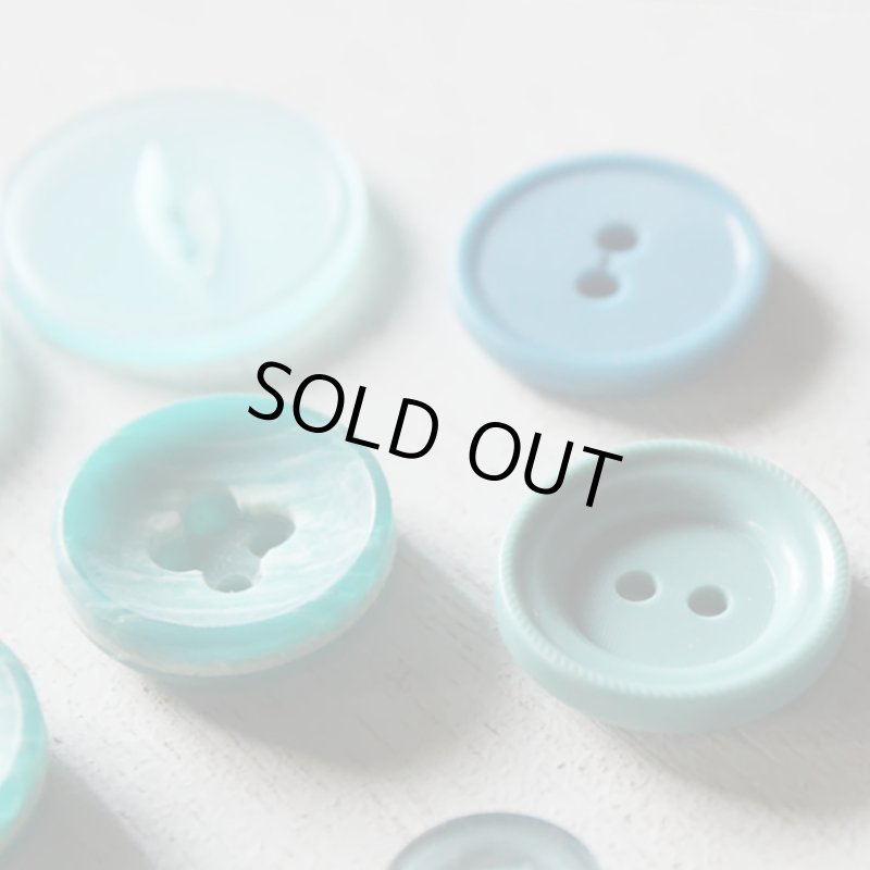 画像4: USAヴィンテージソーイングボタン水色｜プラスティック・ベークライト・ライトブルー28個 (4)