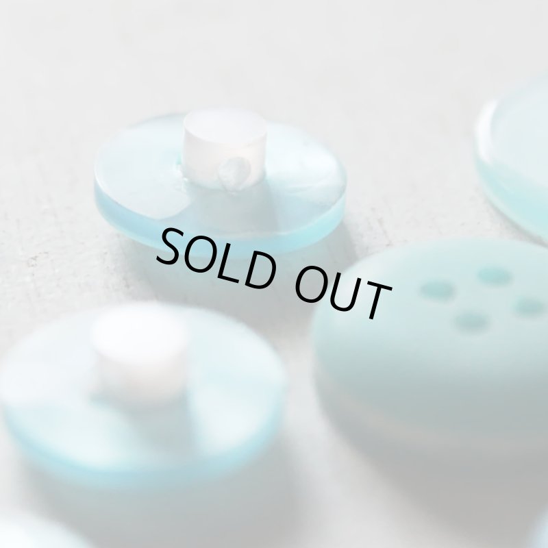 画像7: USAヴィンテージソーイングボタン水色｜プラスティック・ベークライト・ライトブルー28個 (7)