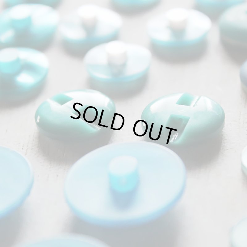 画像9: USAヴィンテージソーイングボタン水色｜プラスティック・ベークライト・ライトブルー28個 (9)