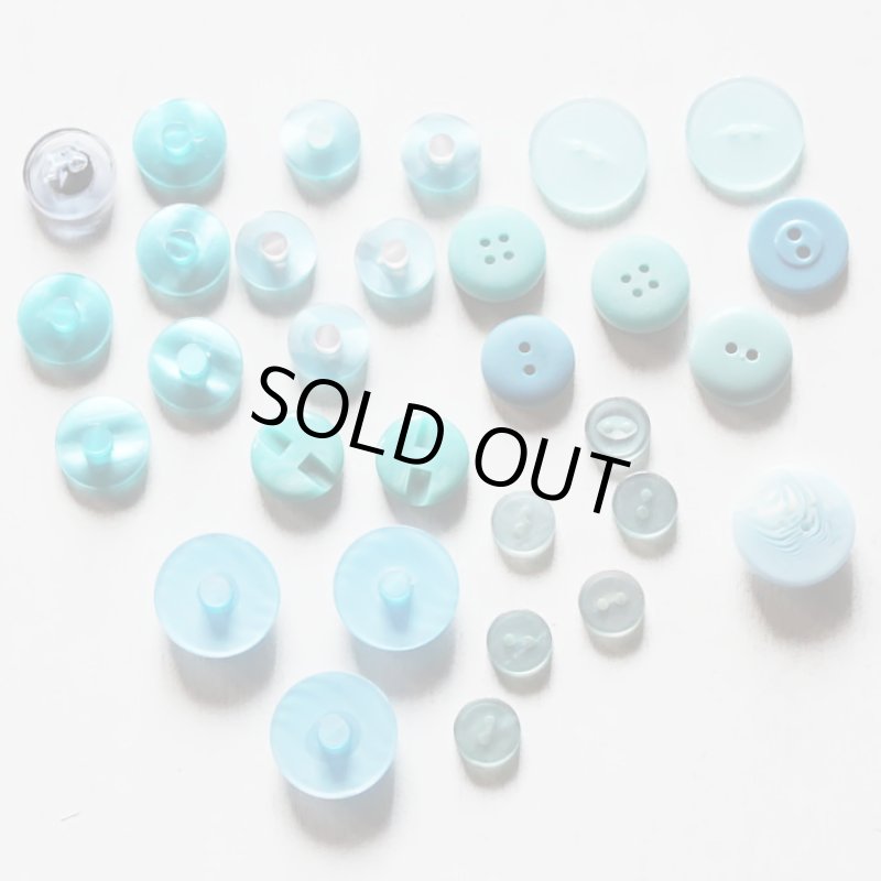 画像2: USAヴィンテージソーイングボタン水色｜プラスティック・ベークライト・ライトブルー28個 (2)