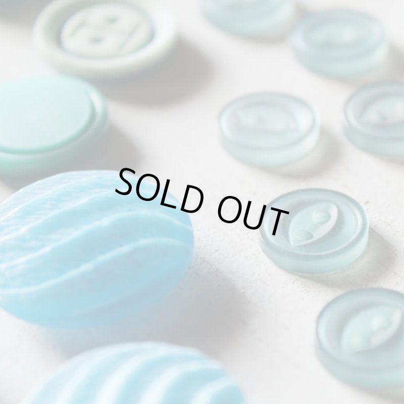 画像13: USAヴィンテージソーイングボタン水色｜プラスティック・ベークライト・ライトブルー28個 (13)