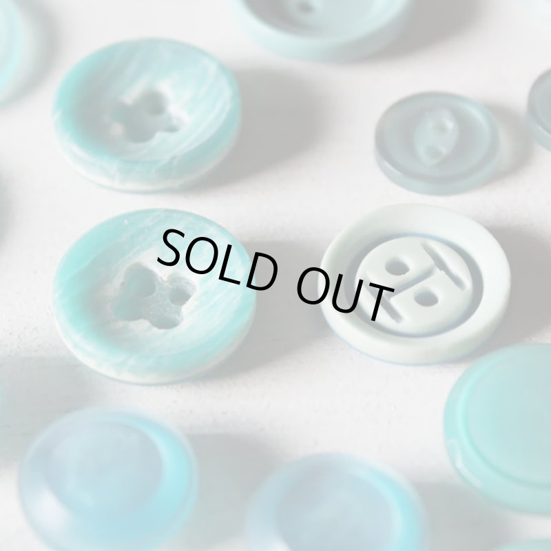 画像15: USAヴィンテージソーイングボタン水色｜プラスティック・ベークライト・ライトブルー28個 (15)
