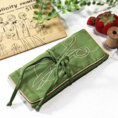 画像1: USAヴィンテージila社製携帯裁縫セット・黄緑・ハサミの刺繍｜レーヨン製ソーイングキット・針・ボタン・糸